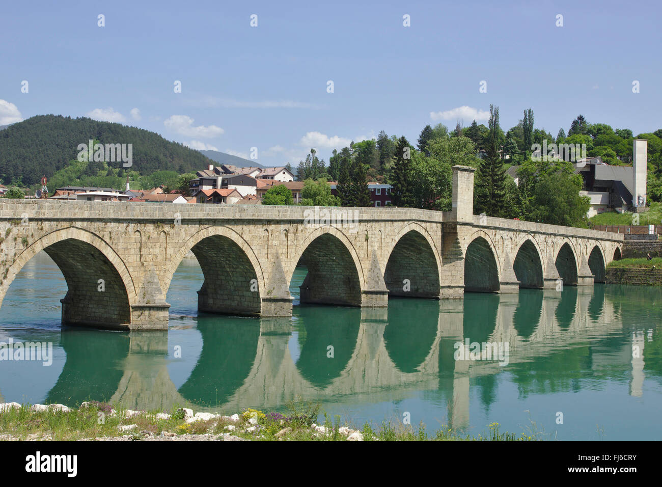 Brücke über die Drina (Mehmed-Paša Sokolović Brücke) in Višegrad, Bosnien und Herzegowina Stockfoto