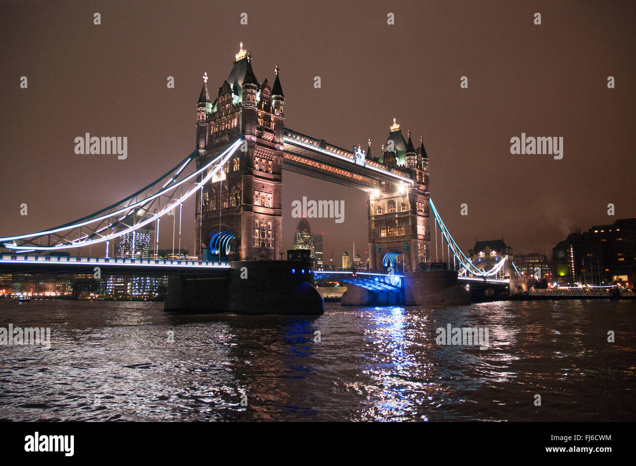 London, UK, 12/2012. Blick auf London Bridge und die Themse bei Nacht Stockfoto