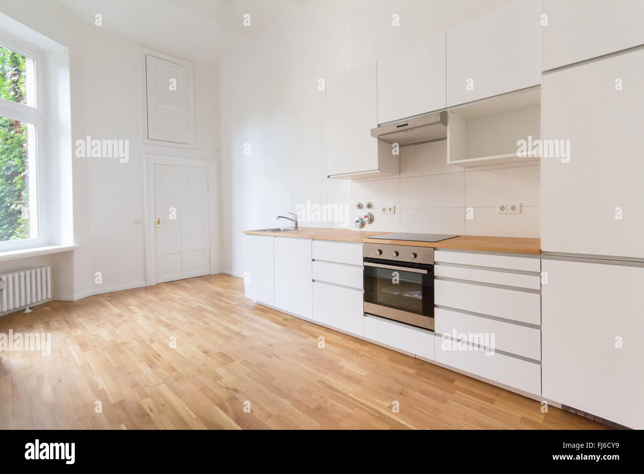 Leere Küche, frisch renovierte Wohnung Stockfotografie - Alamy