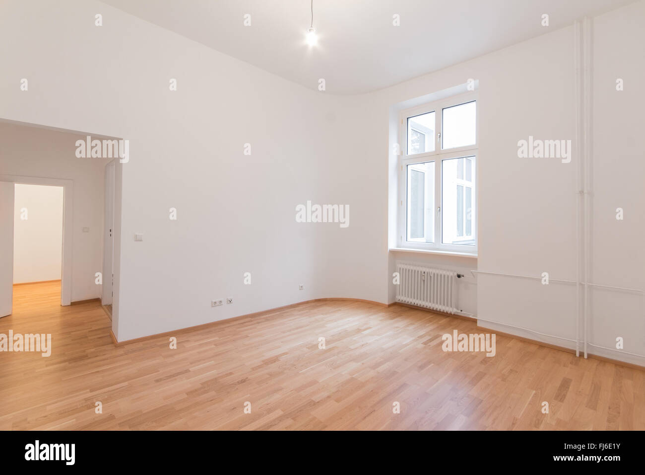 frisch renoviert flach - home / Wohnung - frisch renoviertes Zimmer mit Holzboden Eiche, weiße Wände und Fenster Stockfoto
