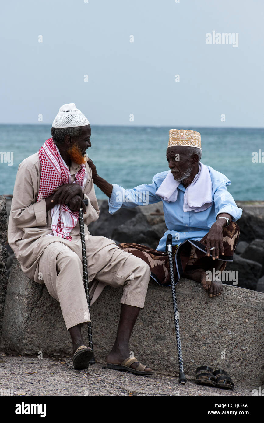 Alte Männer im Chat am Pier in Tadjoura, Dschibuti, Afrika Stockfoto