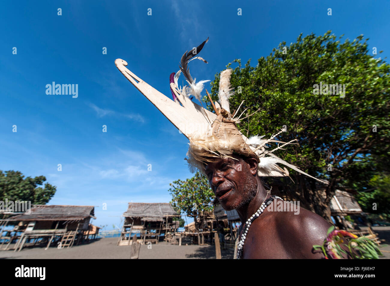 Einheimische Tänzer Männer durchführen ein traditionelles Tanzen Tolokiwa, Papua-Neuguinea Stockfoto