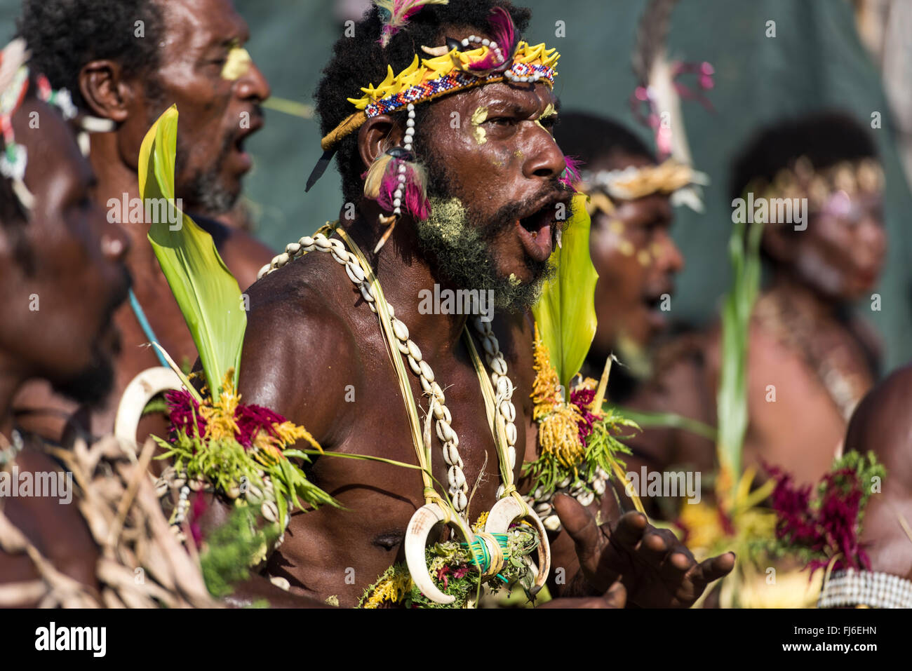 Lokale Tänzer Männer tragen Tracht Tolokiwa, Papua-Neuguinea Stockfoto