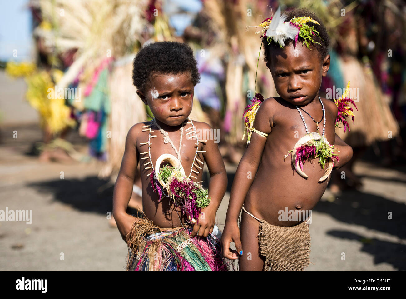 Jungen tragen Tracht Tolokiwa, Papua-Neuguinea Stockfoto