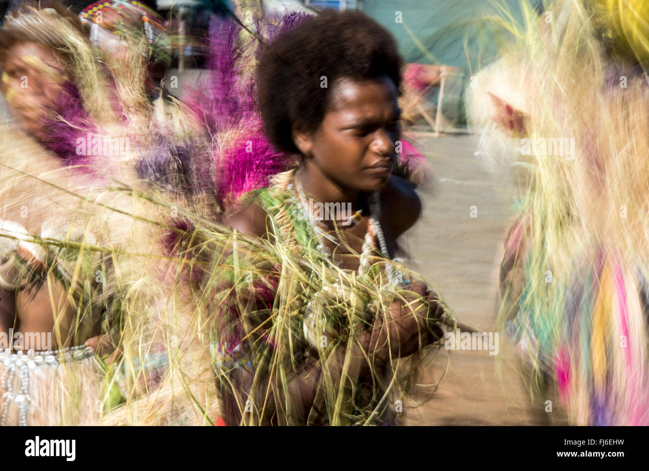 Junge Mädchen tragen Tracht Tolokiwa, Papua-Neuguinea Stockfoto