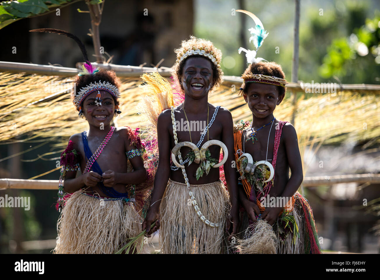 Junge Mädchen tragen Tracht Tolokiwa, Papua-Neuguinea Stockfoto