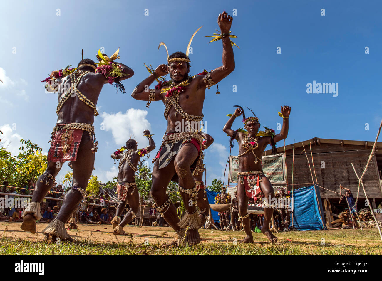 Einheimische Tänzer Männer durchführen ein traditionelles Tanzen Tuam Insel, Papua New Guinea Stockfoto