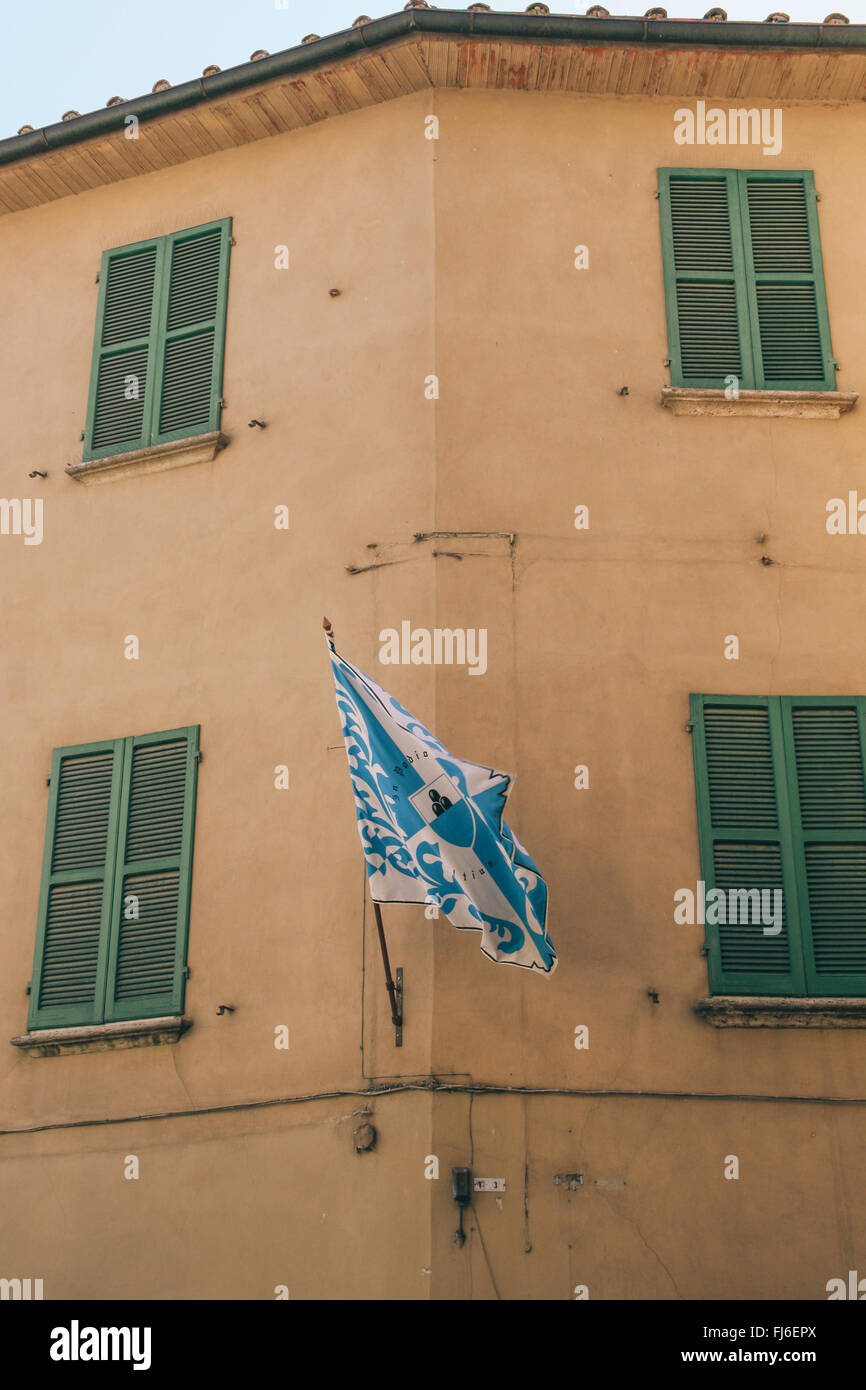 Italienische Architektur mit Flagge Stockfoto