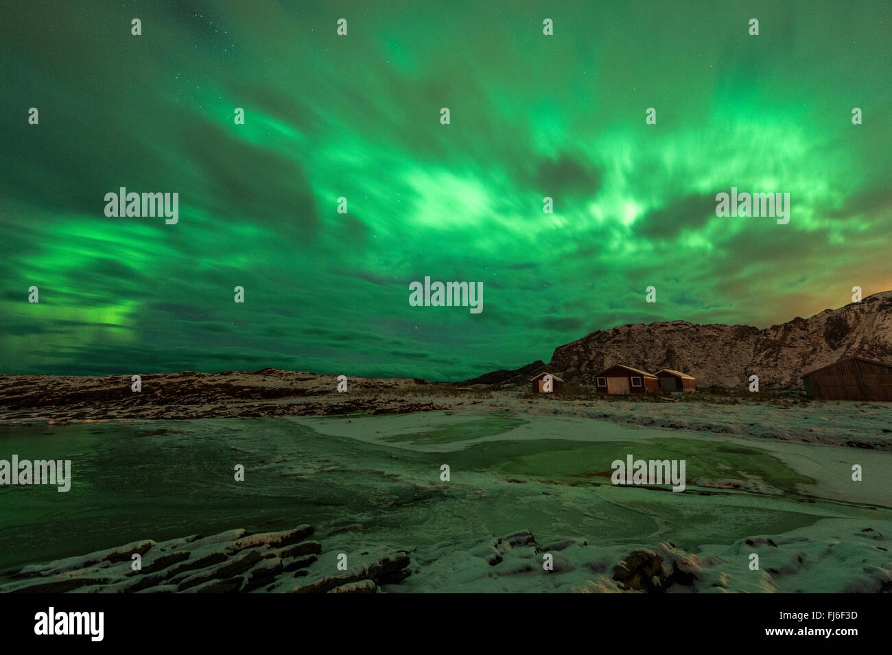 Nordlichter / Polarlichter mit Berge und Meer Andenes, Vesteralen, Norwegen, Skandinavien, Europa Stockfoto