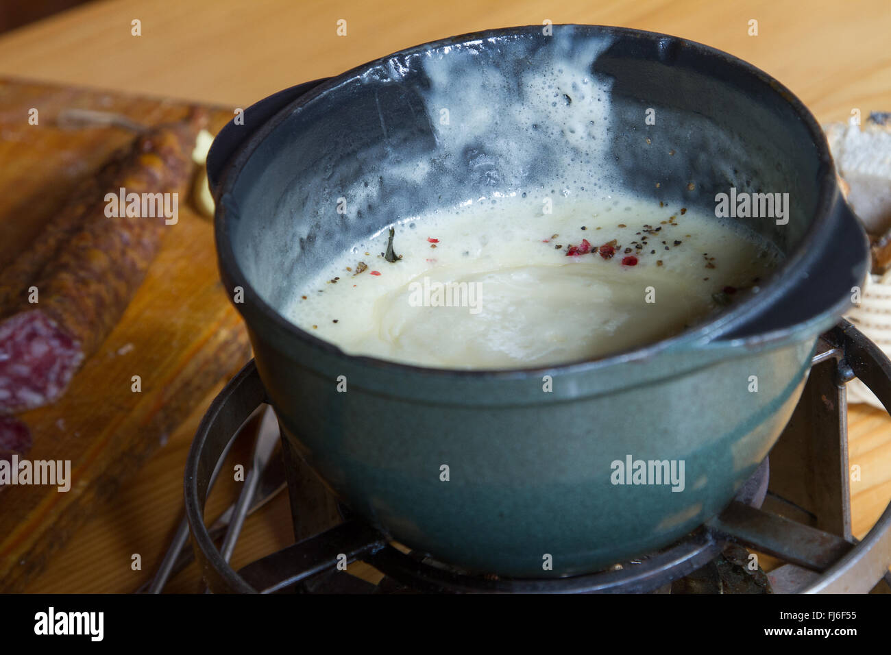 Hausgemachte Alpine Käse-Fondue aus dem Jura-Gebirge-Frankreich Stockfoto