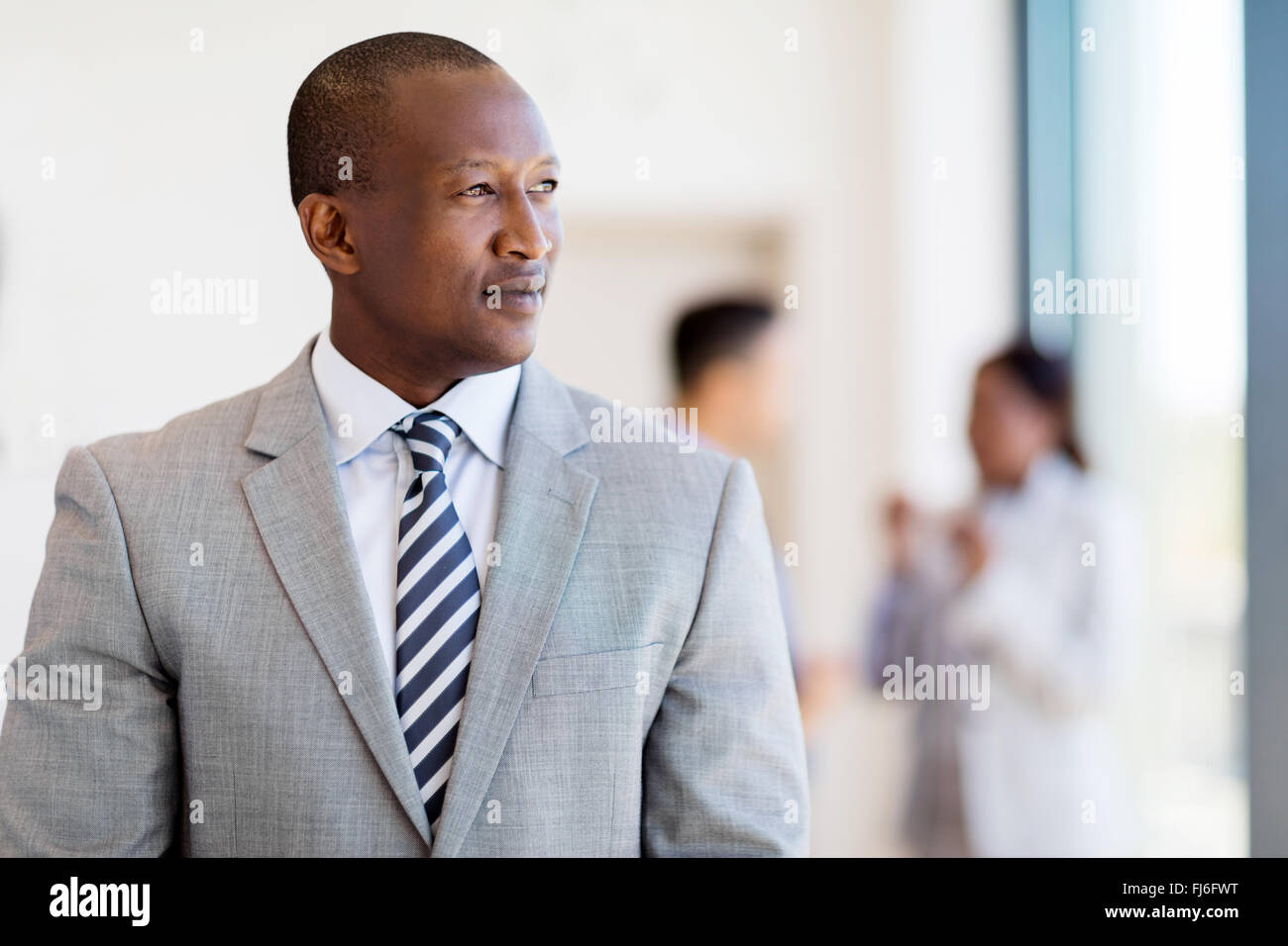 nachdenklich Afro amerikanische Geschäftsmann sucht draußen vor dem Fenster Stockfoto