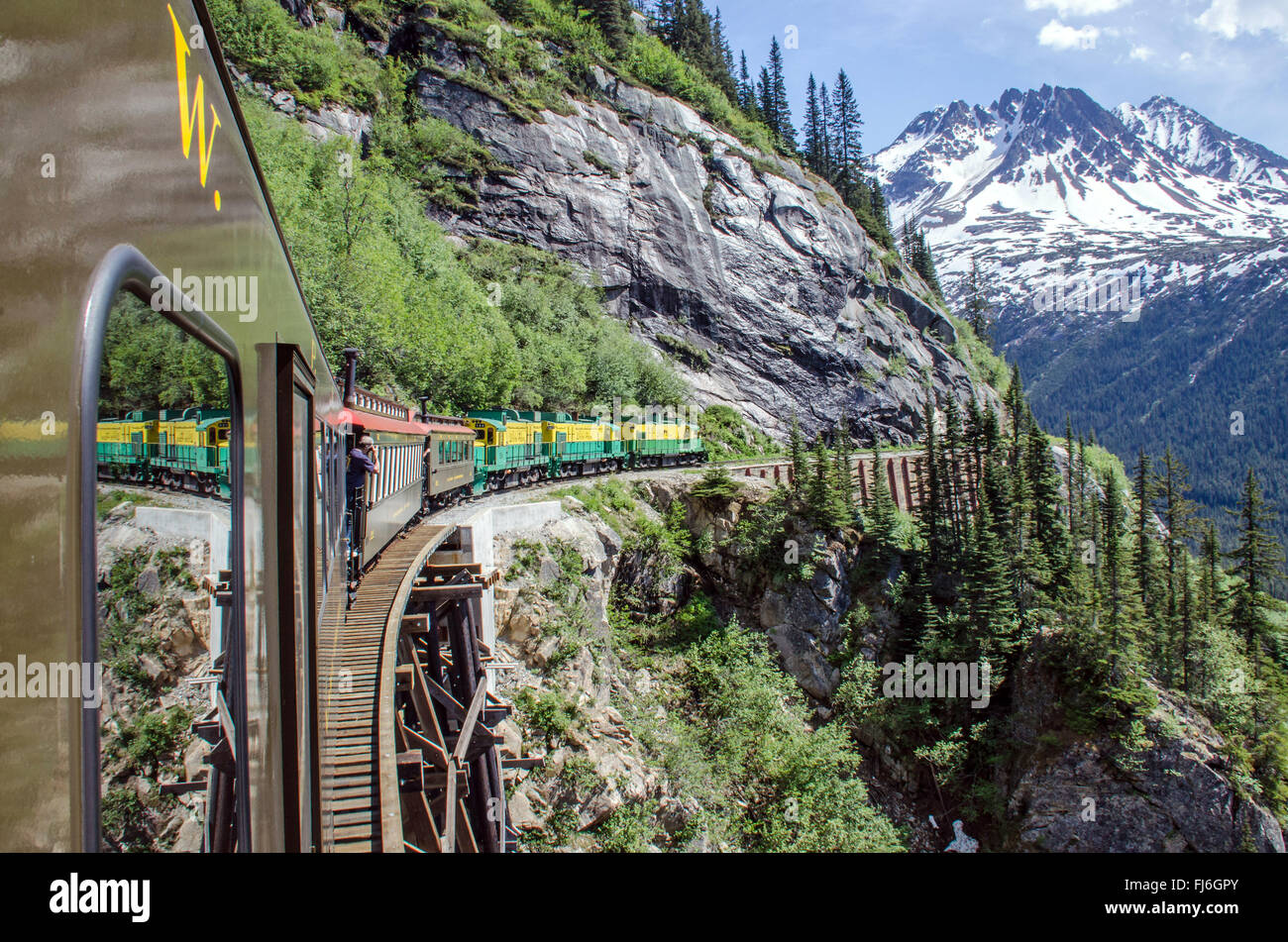 White Pass & Yukon Route Railroad reist entlang der Klippen Richtung Skagway, Alaska Stockfoto