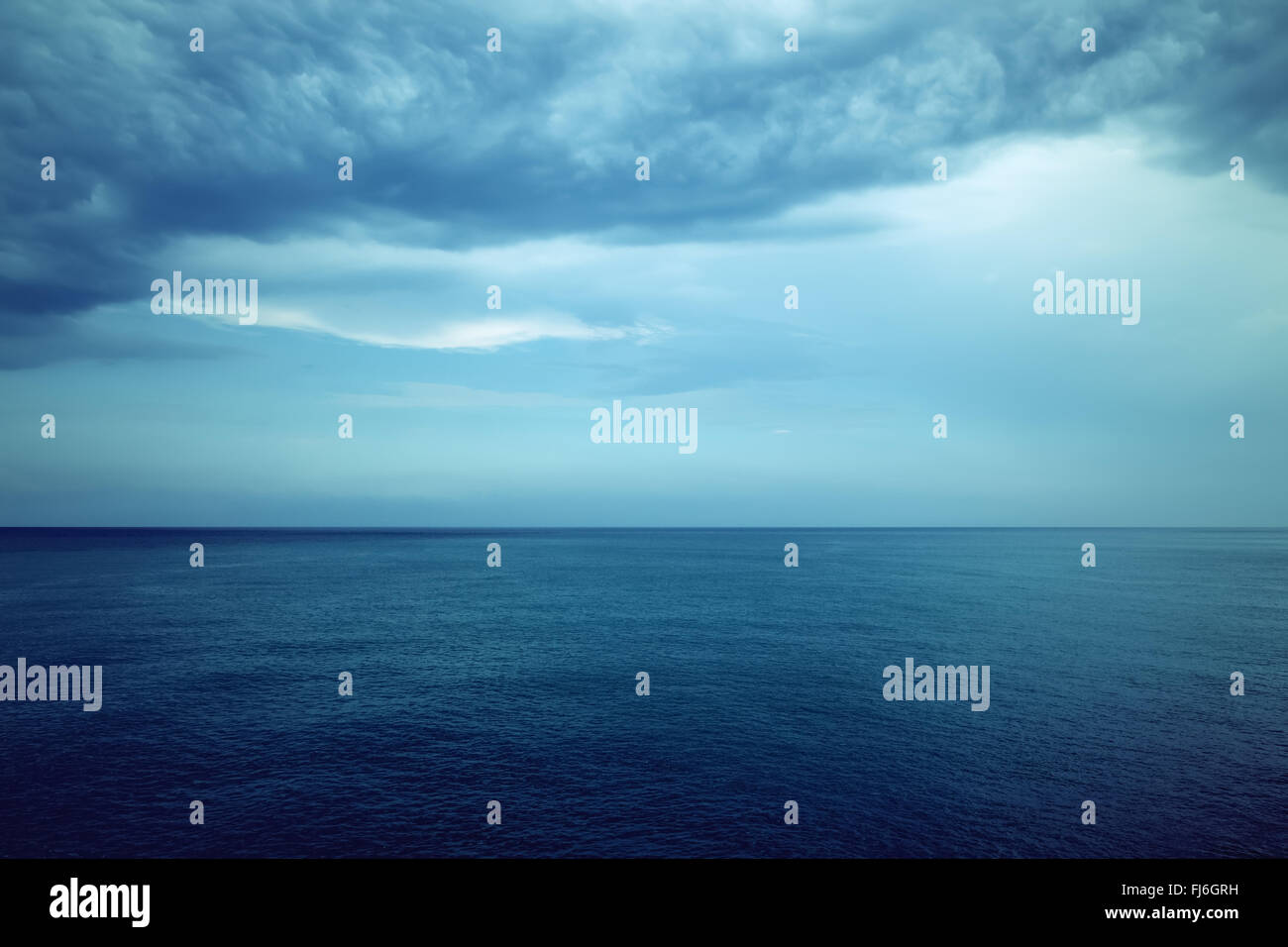 Dunklen blau des Meeres und stürmischen Wolken. Mediterrane Natur. Stockfoto