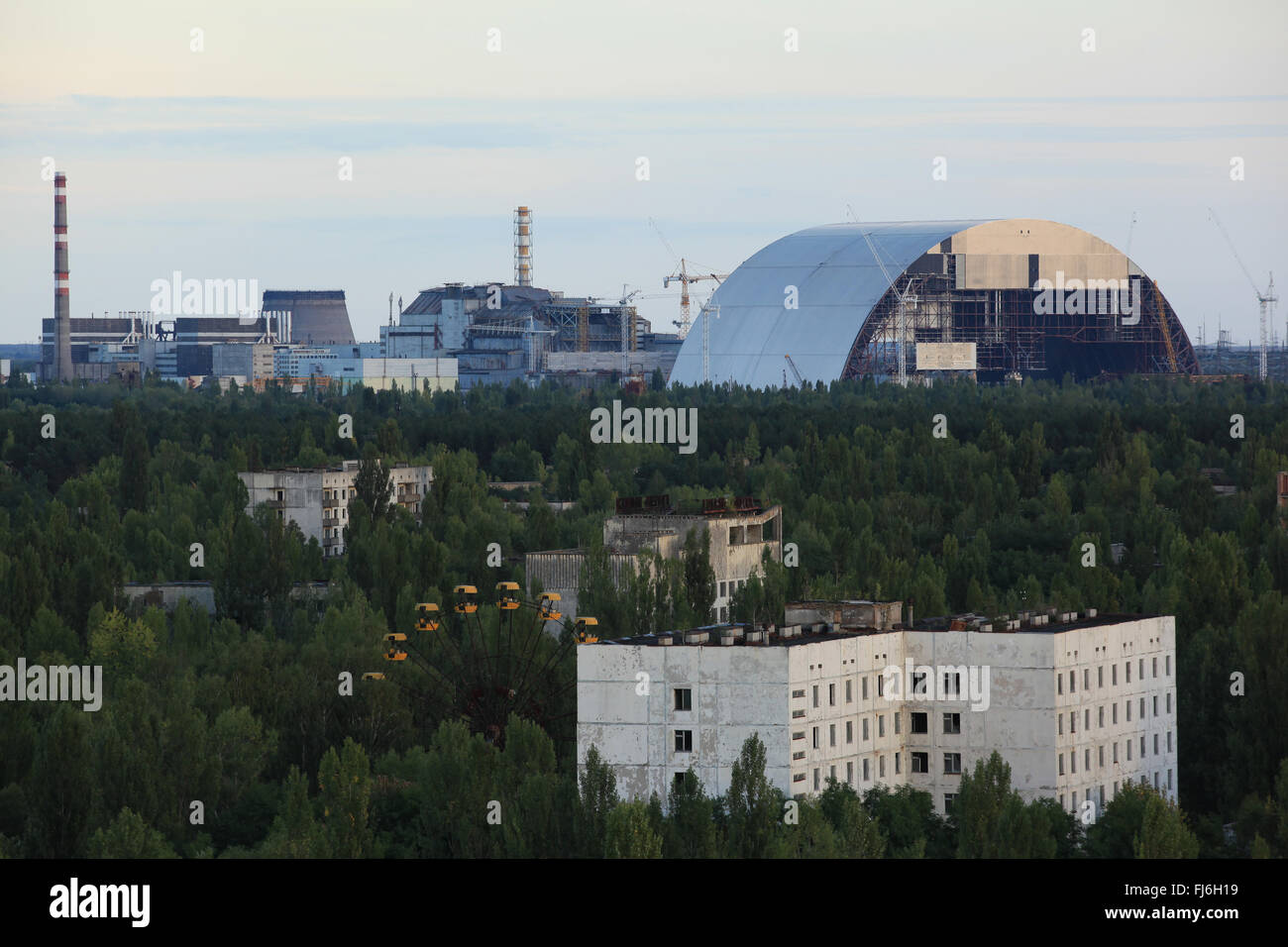 Luftbild von Pripjat und der nahe gelegenen Kernkraftwerk mit den neuen sicheren Einschluss. Zone der Entfremdung, Ukraine. Stockfoto