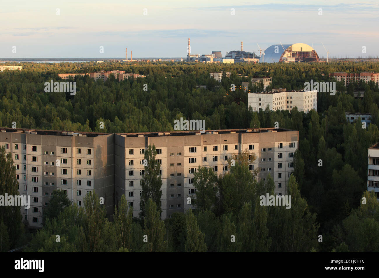 Luftbild von Pripjat und der nahe gelegenen Kernkraftwerk mit den neuen sicheren Einschluss. Zone der Entfremdung, Ukraine. Stockfoto