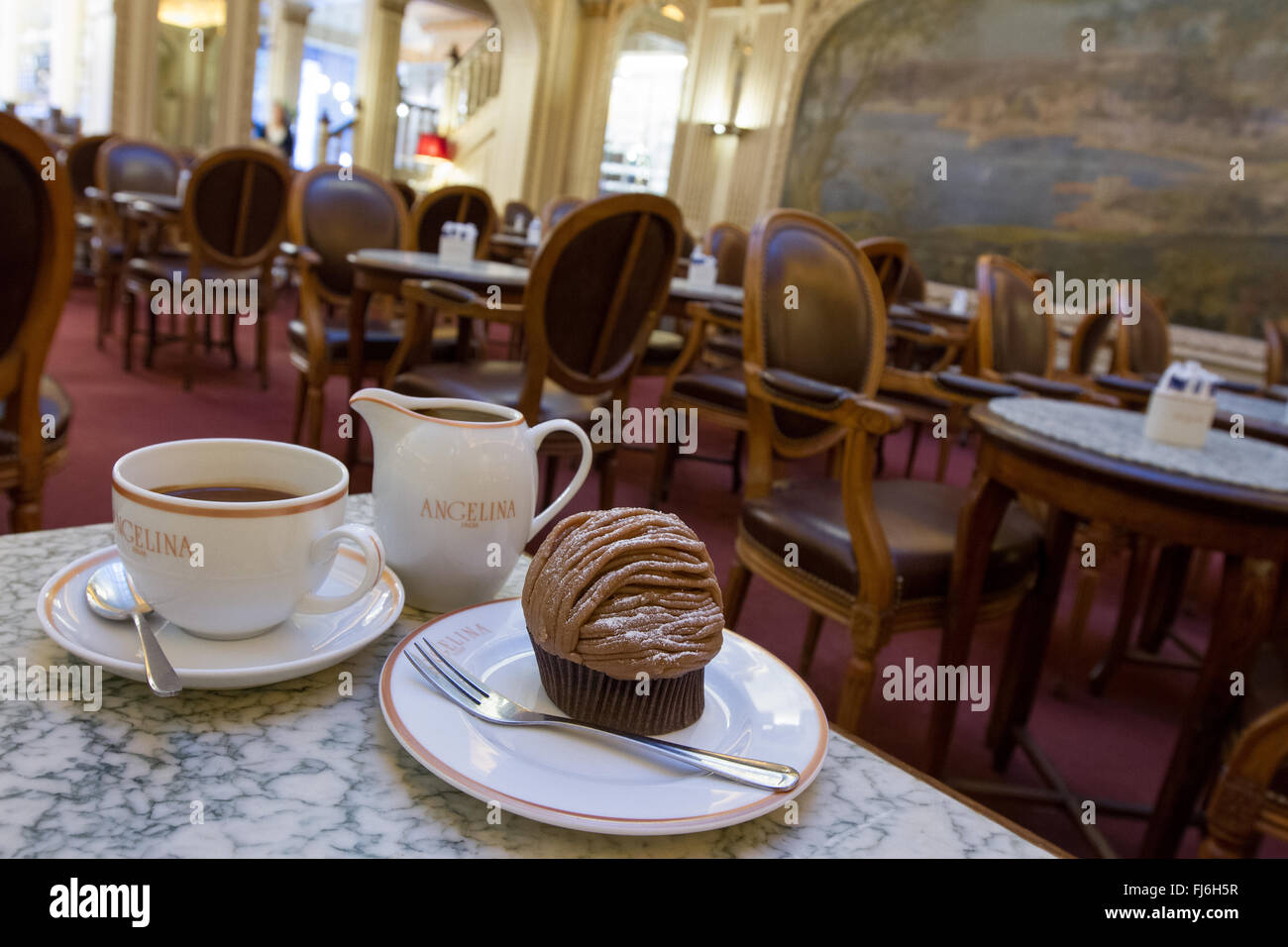 Tee und Kuchen an der historischen Tee Zimmer Angelina Paris Frankreich Stockfoto