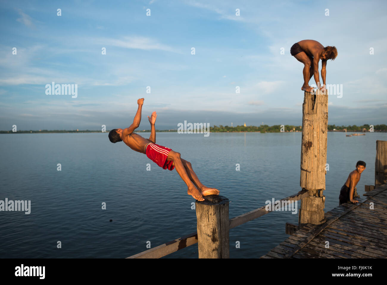 MANDALAY, Myanmar - Stretching mit einer 3/4 Meile über Taungthaman See neben der alten Hauptstadt Amarapura (jetzt Teil von Mandalay), die U-Bein Brücke stammt aus dem Jahr 1850 und ist angeblich die längste teak Brücke in der Welt zu sein. Stockfoto