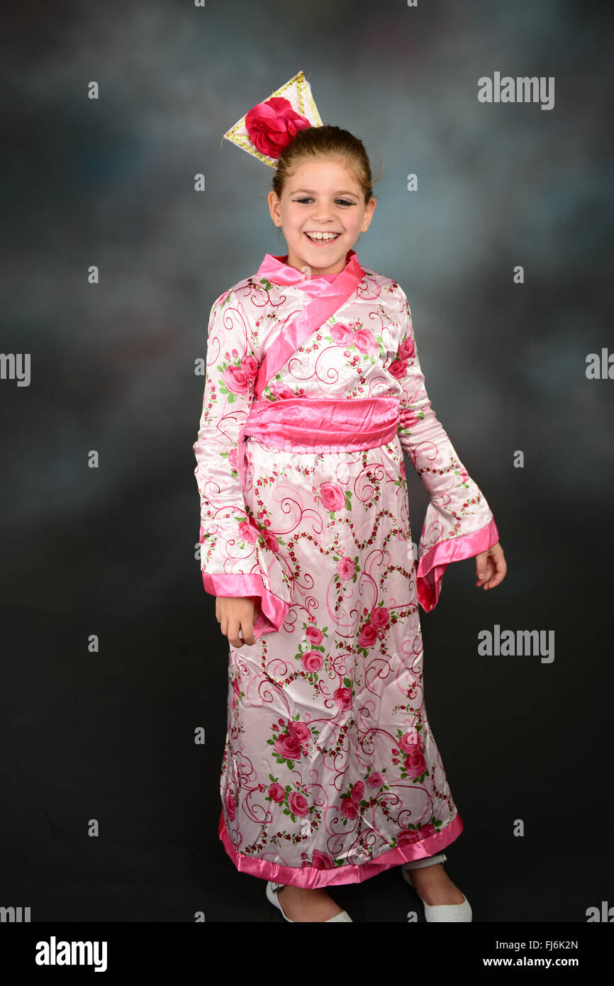 Entzuckende Junge Madchen Verkleidet Als Geisha Vor Grauem Hintergrund Stockfotografie Alamy