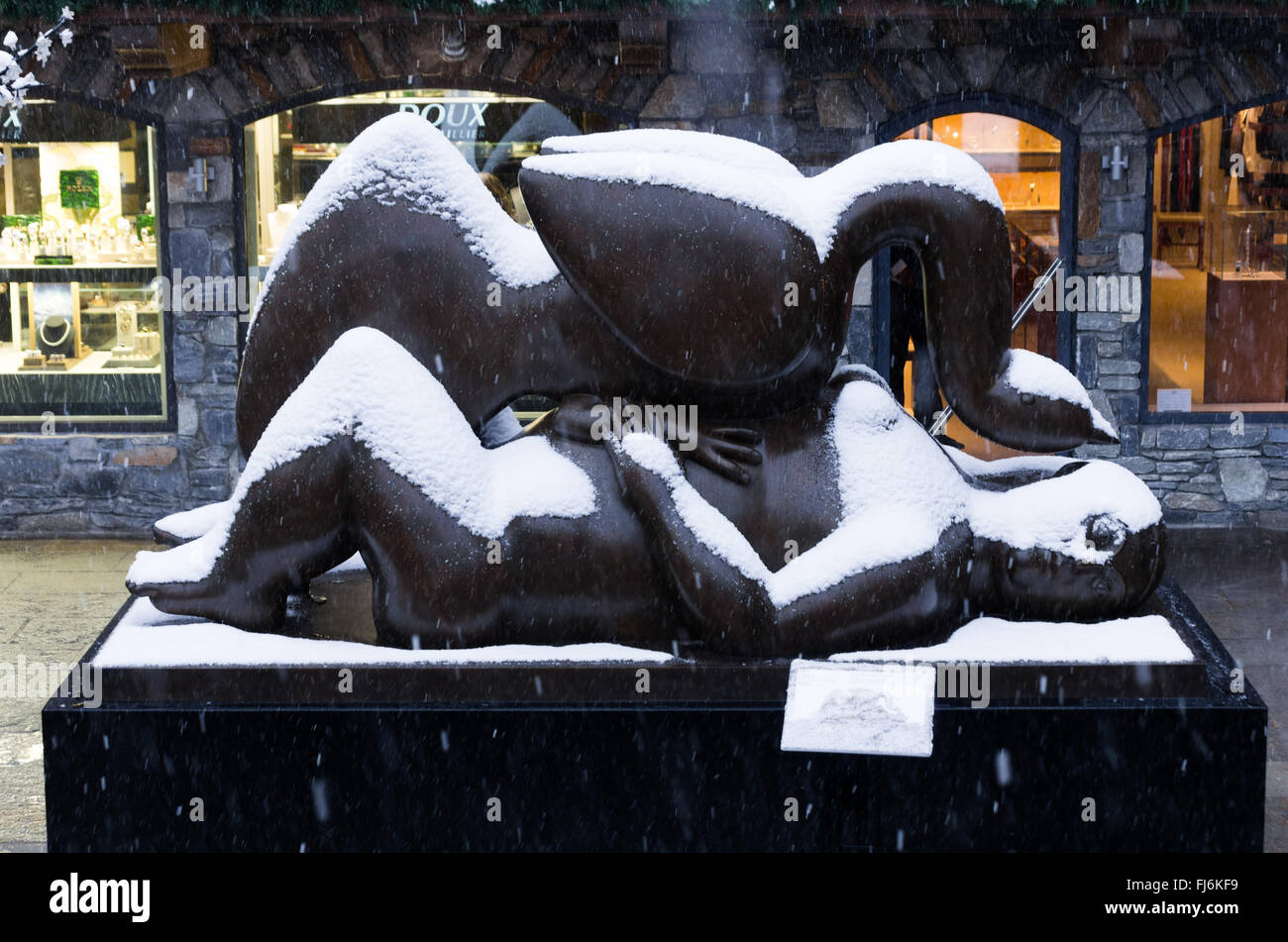 COURCHEVEL, Frankreich - JAN. 11: Skulptur des kolumbianischen Künstlers Botero in der Straße am 11. Januar 2011 in Courchevel, Frankreich angezeigt wird. Die französischen Kurort hat eine Invasion der russischen Millionär und Oligarch in den letzten 10 Jahren vor allem zur Weihnachtszeit kommen gesehen. Stockfoto