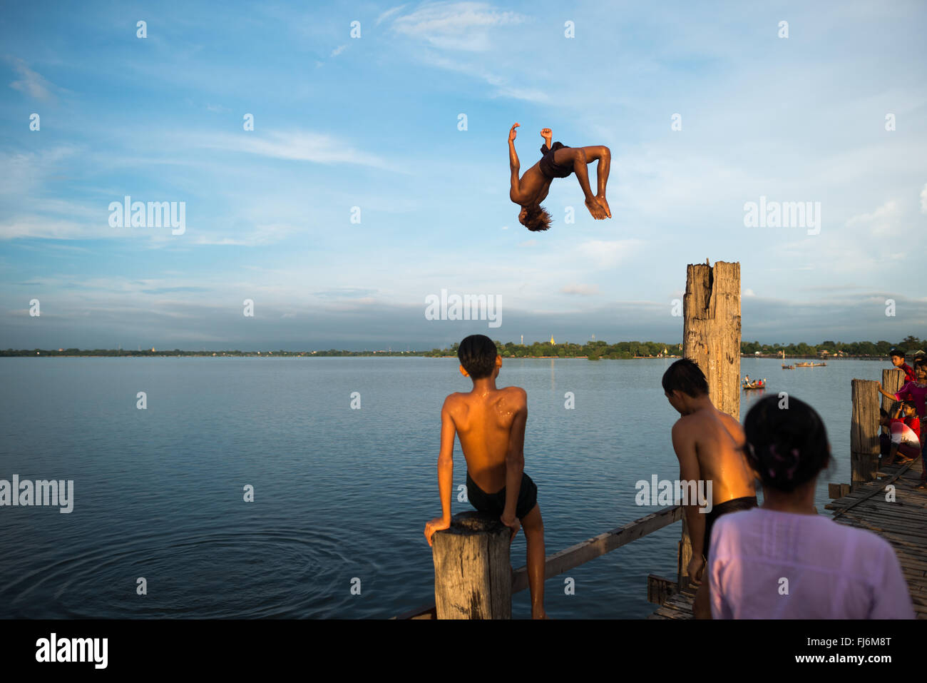 MANDALAY, Myanmar - Stretching mit einer 3/4 Meile über Taungthaman See neben der alten Hauptstadt Amarapura (jetzt Teil von Mandalay), die U-Bein Brücke stammt aus dem Jahr 1850 und ist angeblich die längste teak Brücke in der Welt zu sein. Stockfoto