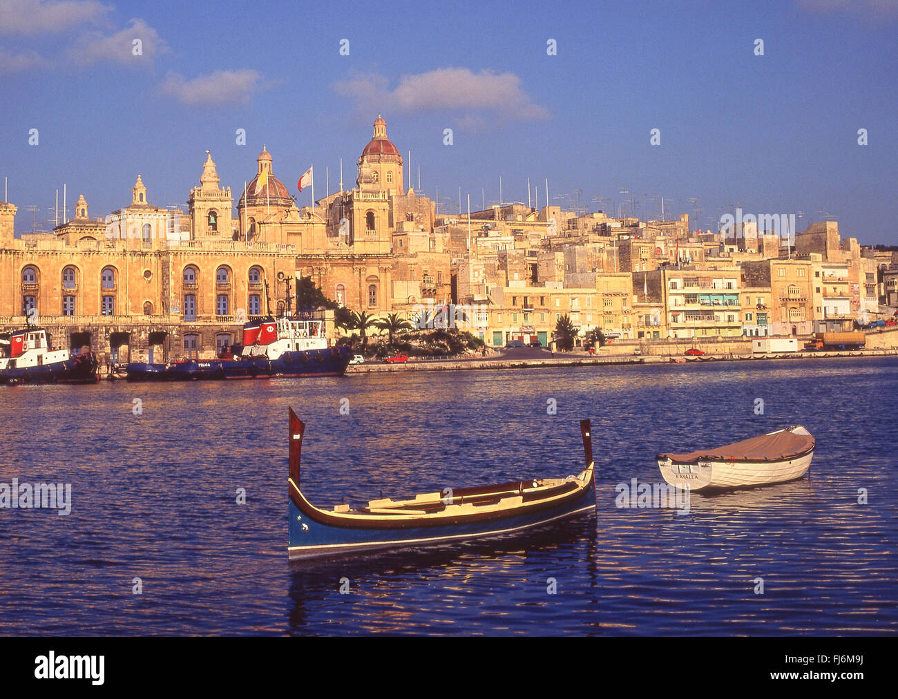 Luzzu Boot im Hafen von Valletta (Il-Belt Valletta), südlichen Hafenviertel, Malta Xlokk Region, Republik Malta Stockfoto