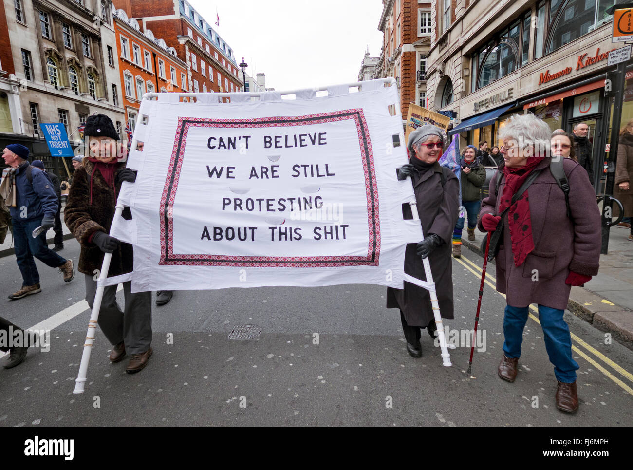 Lustige Banner am Trident CND Protest durch die Londoner war größte Anti-Atom März eine Generation 28. Februar 2016 Stockfoto