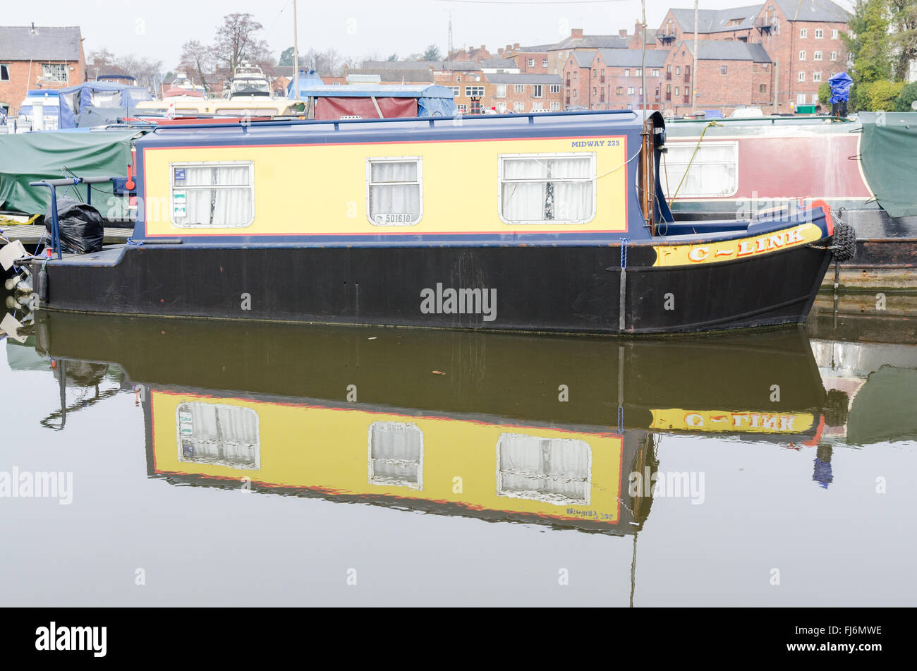 Kurzen gelben und schwarzen Narrowboat vertäut im Stourport Marina, Stourport-auf-Severn, Worcestershire Stockfoto
