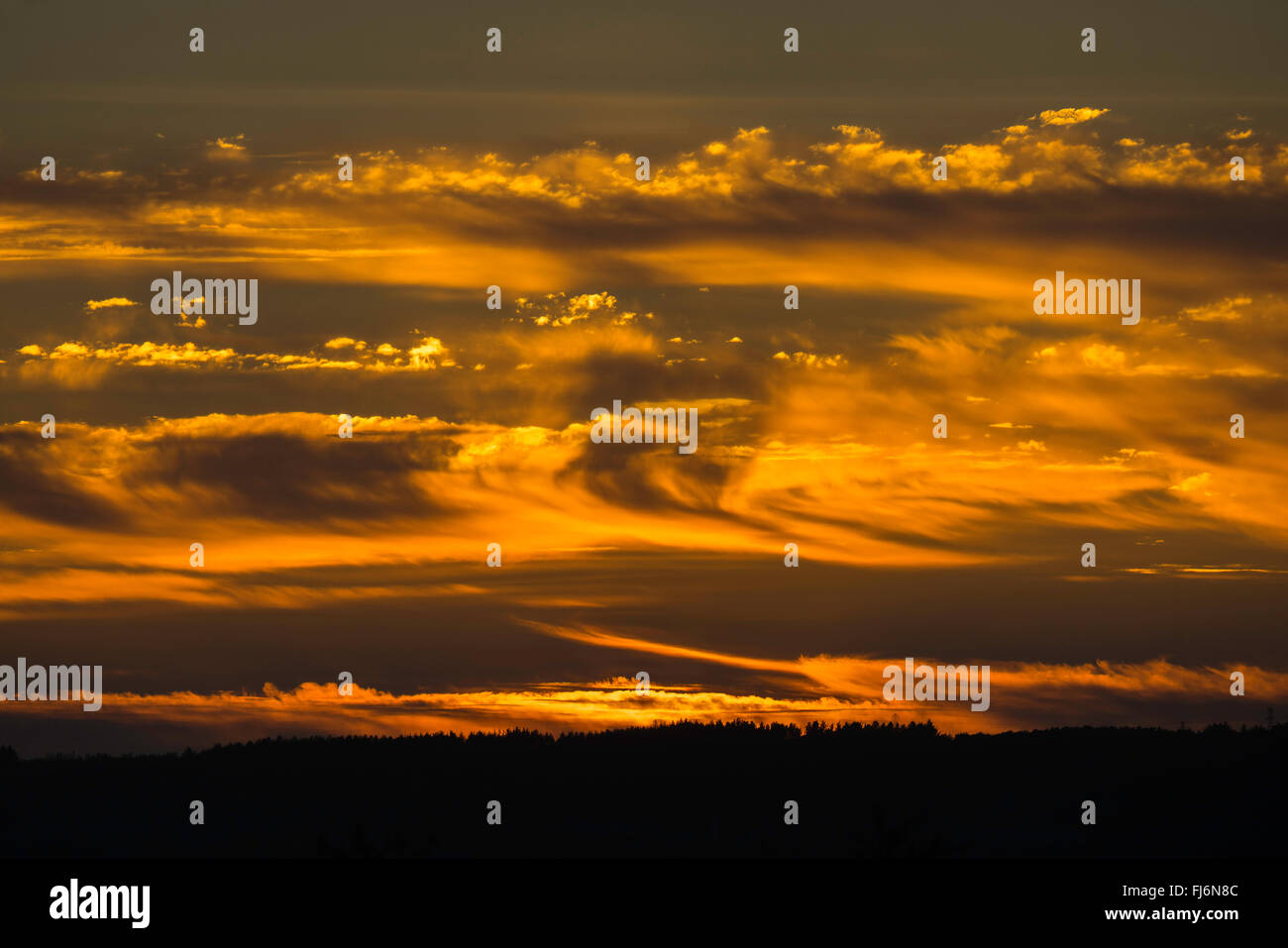 Lebendige Sonnenuntergang und dramatischen Wolkenformationen Stockfoto