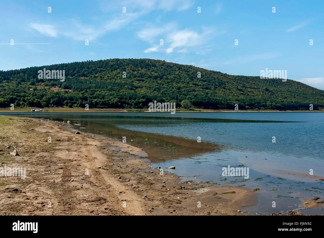 Malerische Rabisha See mit authentischen Ufer, Biwak und Berg über Magura Höhle, Belogradchik, Bulgarien Stockfoto