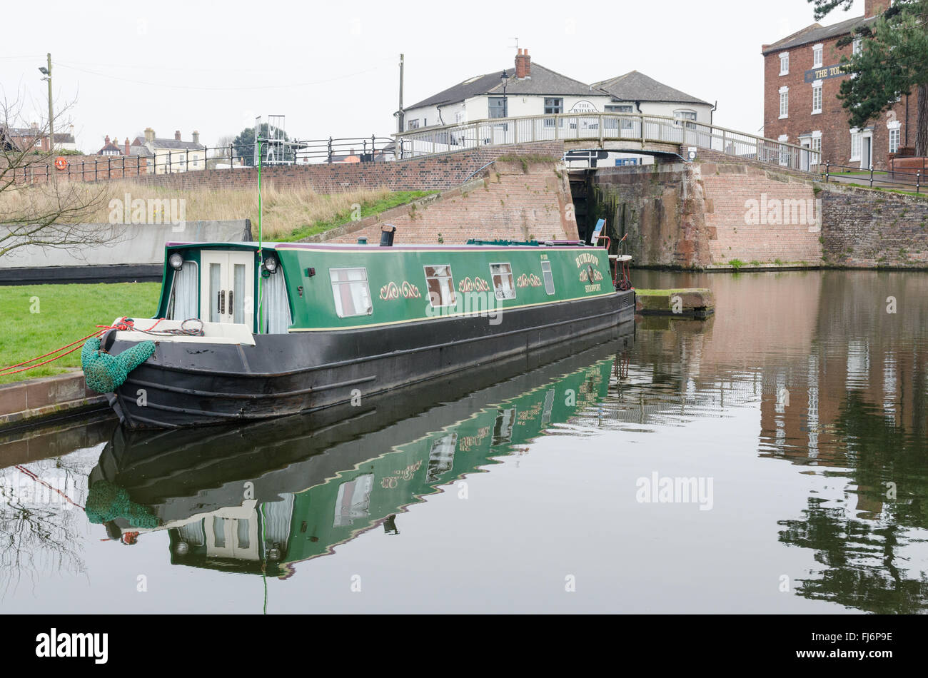 Grüne Narrowboat vertäut im Stourport Becken in Stourport-auf-Severn, Worcestershire Stockfoto