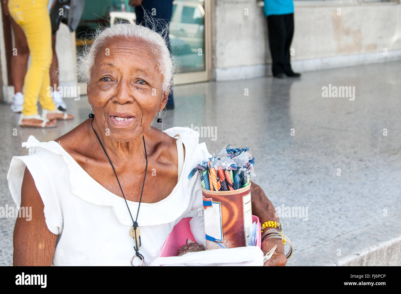 Alte Frau mit blauen Augen verkaufte Süßigkeiten auf der Straße Stockfoto