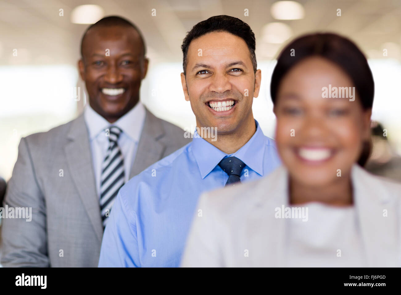 gut aussehend mittleren Alter Geschäftsmann mit Geschäftsleuten Stockfoto