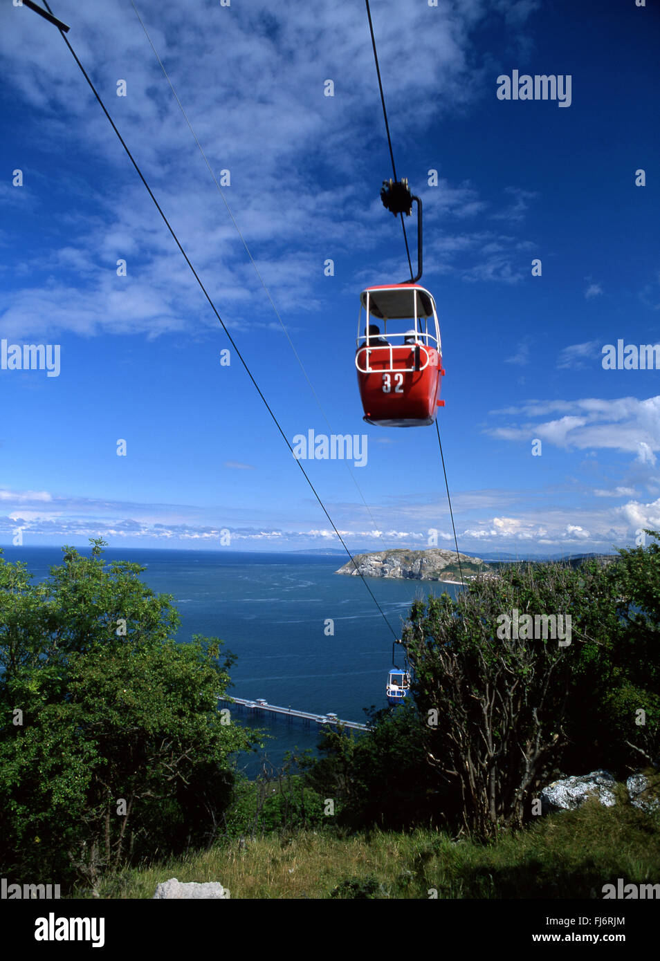 Seilbahn über Great Orme Llandudno Pier mit Little Orme Kopf Landzunge im Hintergrund Gwynt y Mor Windpark nicht sichtbar, Stockfoto