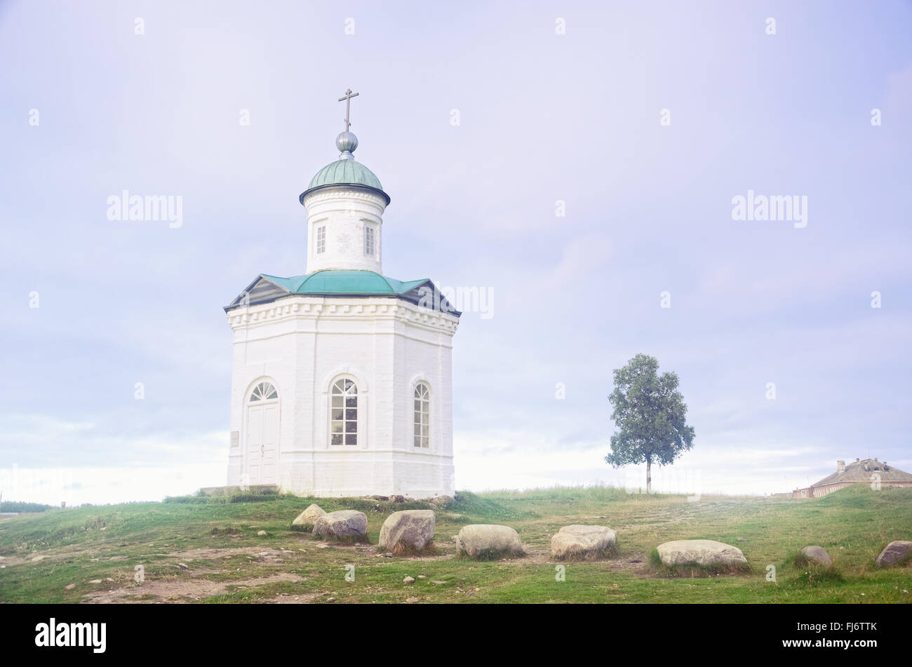 Konstantinovskaya Kapelle und einsame Baum in der Nähe von Solovetsky Kloster auf Solovki Inseln (Russland), mit einem Himmel im Hintergrund Stockfoto