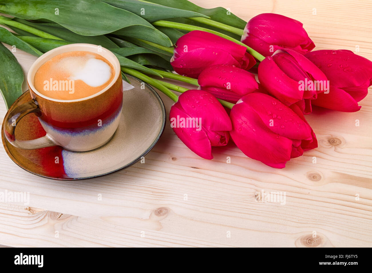 Kaffeetasse mit Frühlingsblumen zum Muttertag Stockfoto