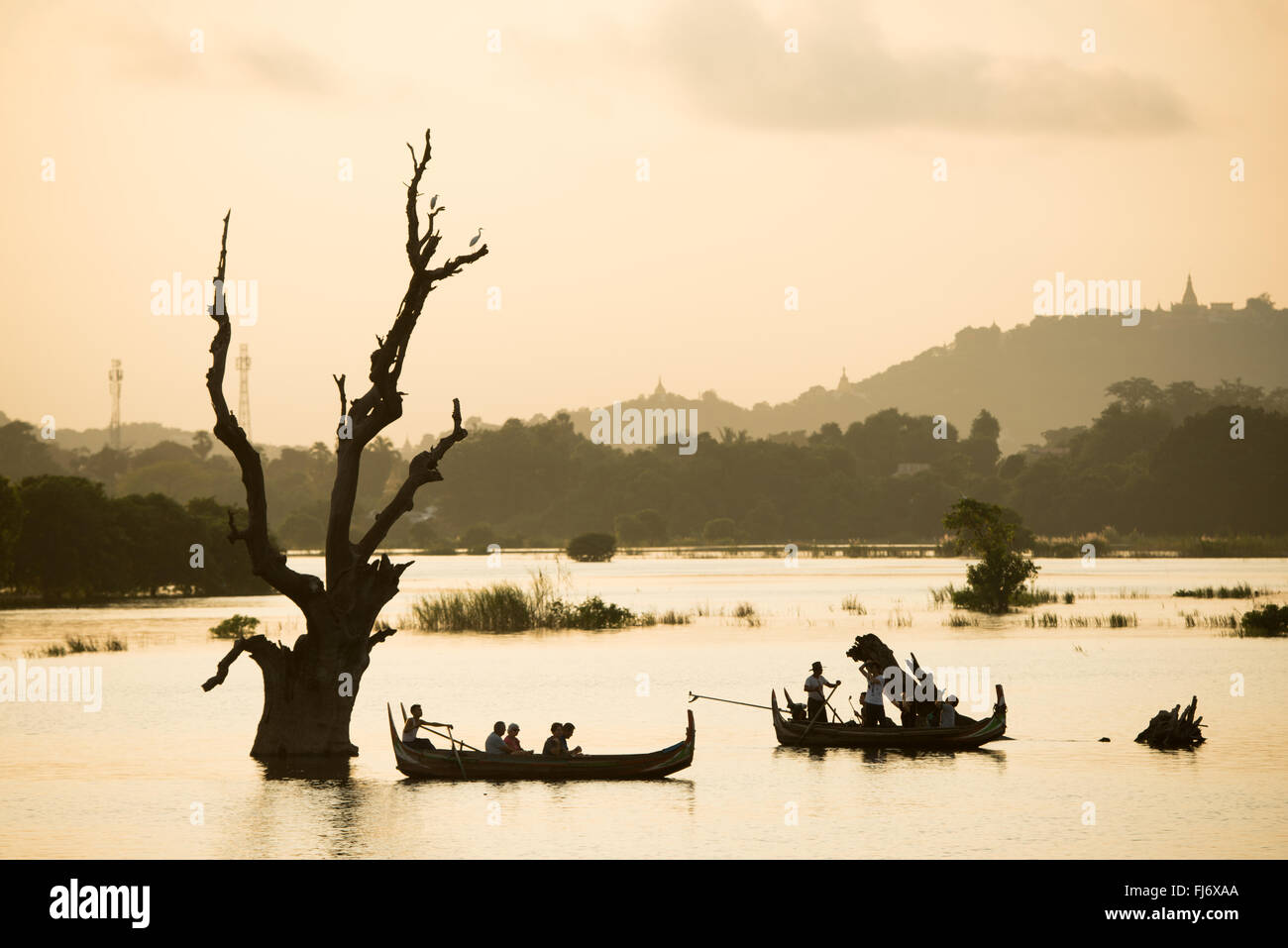 MANDALAY, Myanmar - Stretching mit einer 3/4 Meile über Taungthaman See neben der alten Hauptstadt Amarapura (jetzt Teil von Mandalay), die U-Bein Brücke stammt aus dem Jahr 1850 und ist angeblich die längste teak Brücke in der Welt zu sein. Stockfoto