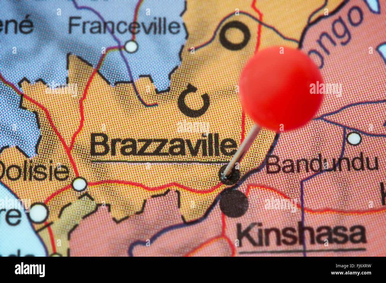 Nahaufnahme der einen roten Pin in einer Karte von Brazzaville, Republik Kongo. Stockfoto