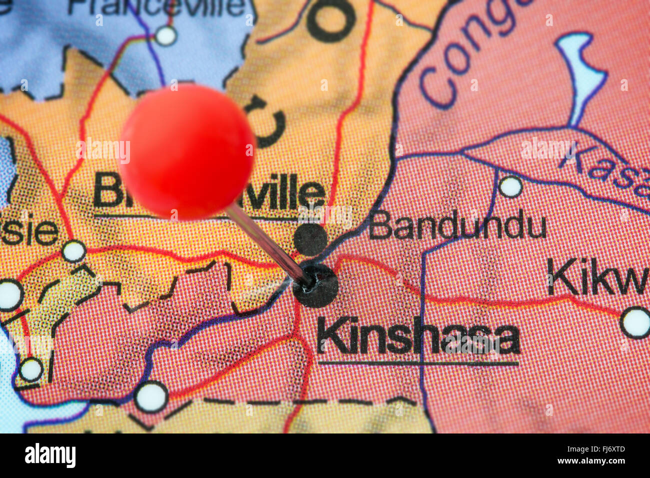 Nahaufnahme der einen roten Pin in einer Karte von Kinshasa, demokratische Republik Kongo. Stockfoto