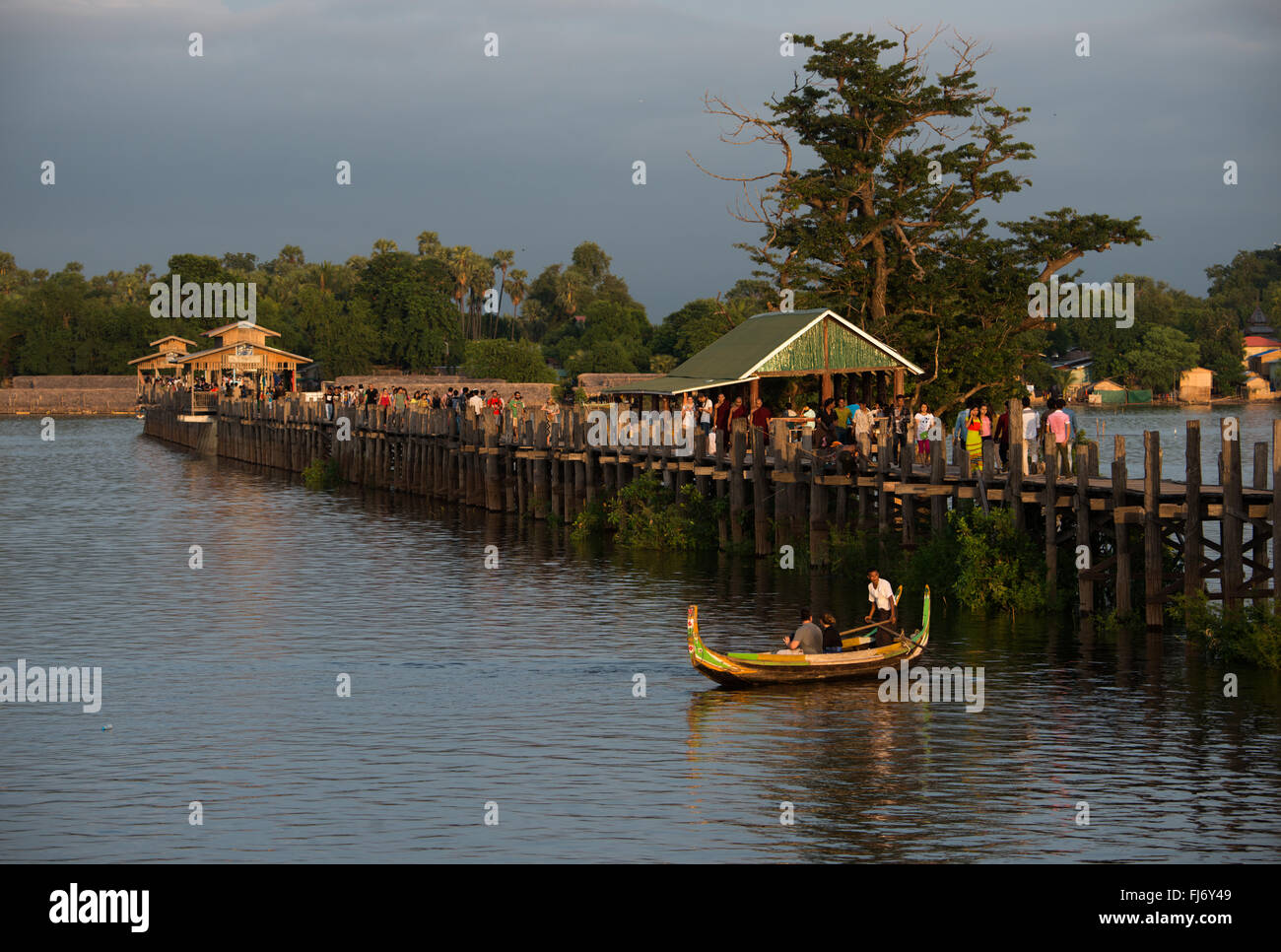 MANDALAY, Myanmar - Stretching mit einer 3/4 Meile über Taungthaman See neben der alten Hauptstadt Amarapura (jetzt Teil von Mandalay), die U-Bein Brücke stammt aus dem Jahr 1850 und ist angeblich die längste teak Brücke in der Welt zu sein. Stockfoto