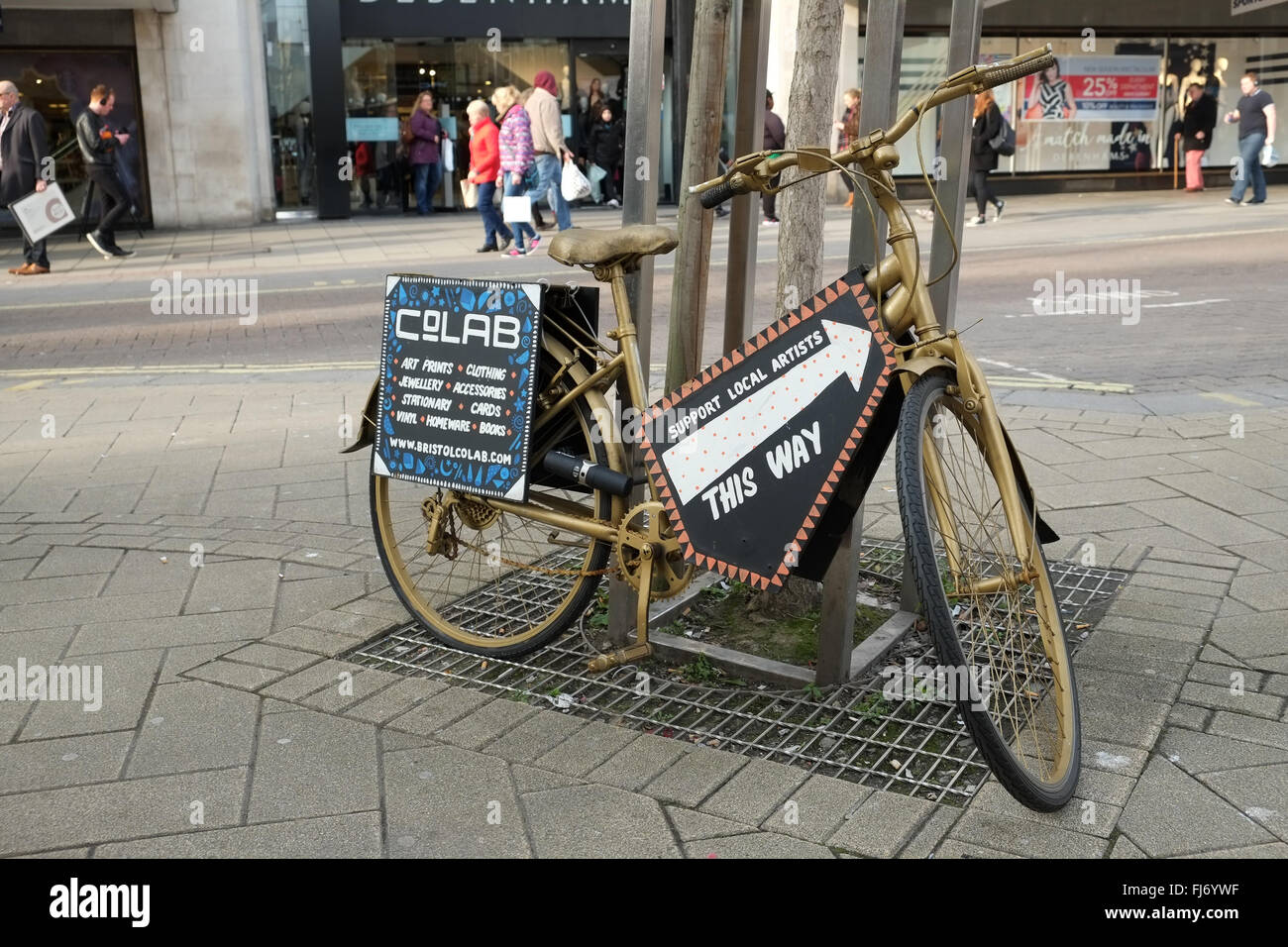 Werbung Motorrad im Zentrum von Bristol. Stockfoto