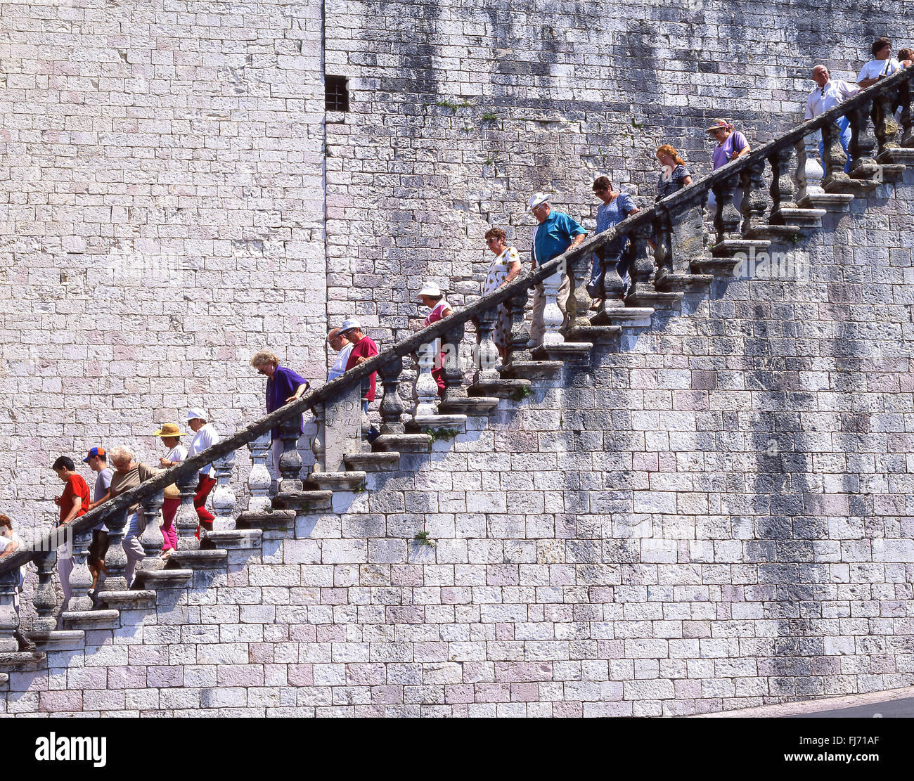 Alte Schritte auf die niedrigeren Plaza des Heiligen Franziskus, Assisi, Provinz Perugia, Umbrien, Italien Stockfoto