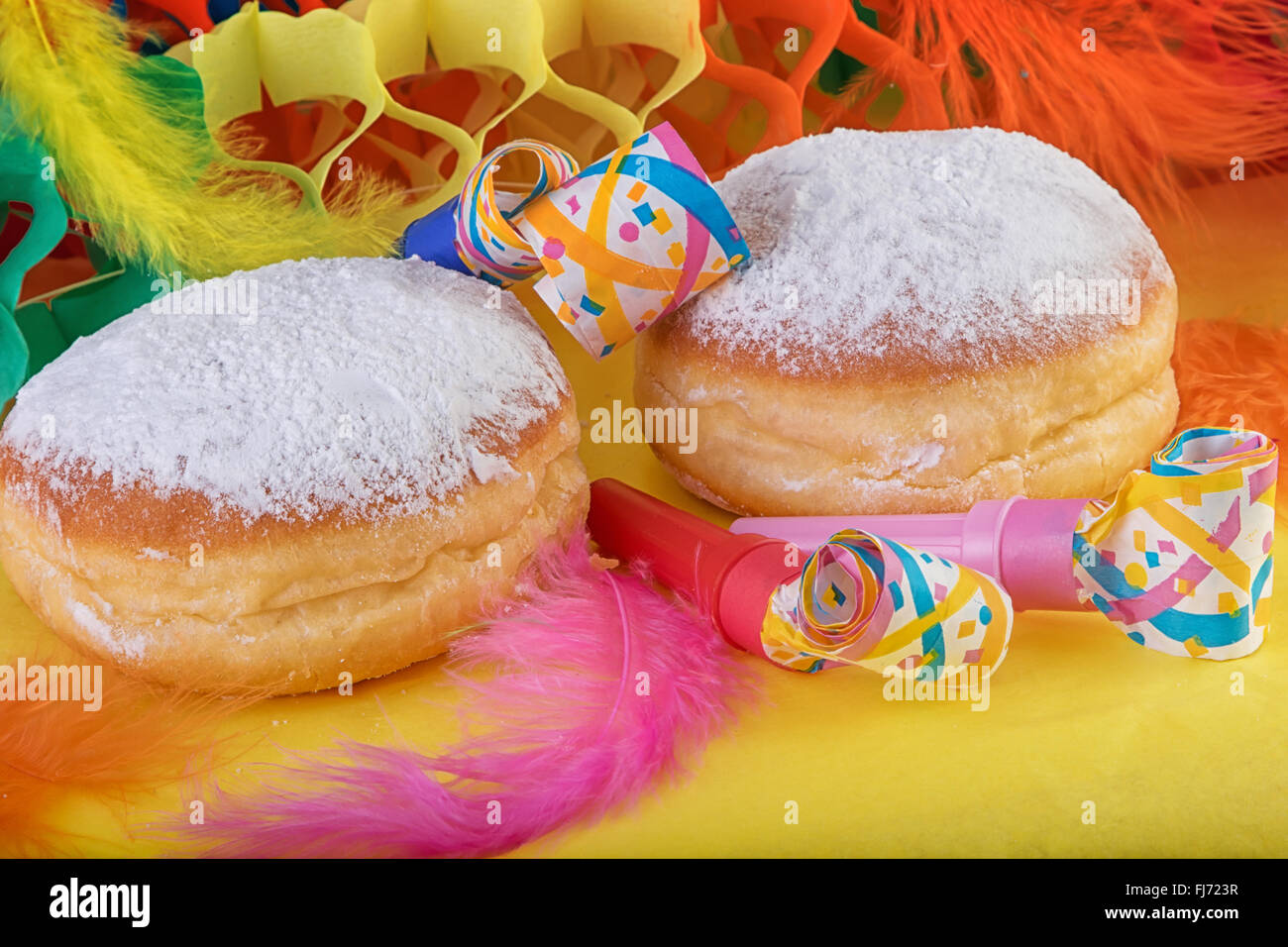 Berliner Donuts Donut oder Krapfen auf festliche Dekoration Stockfoto