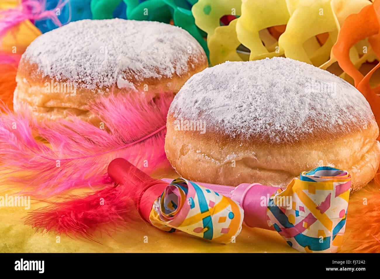 Krapfen Berliner Krapfen oder Krapfen mit Karneval Dekoration Stockfoto