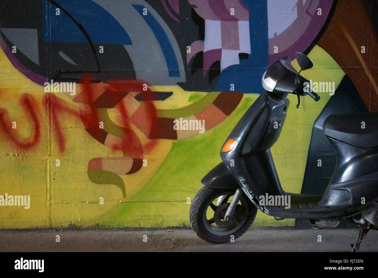 Motorroller auf bunte Wand Stockfoto