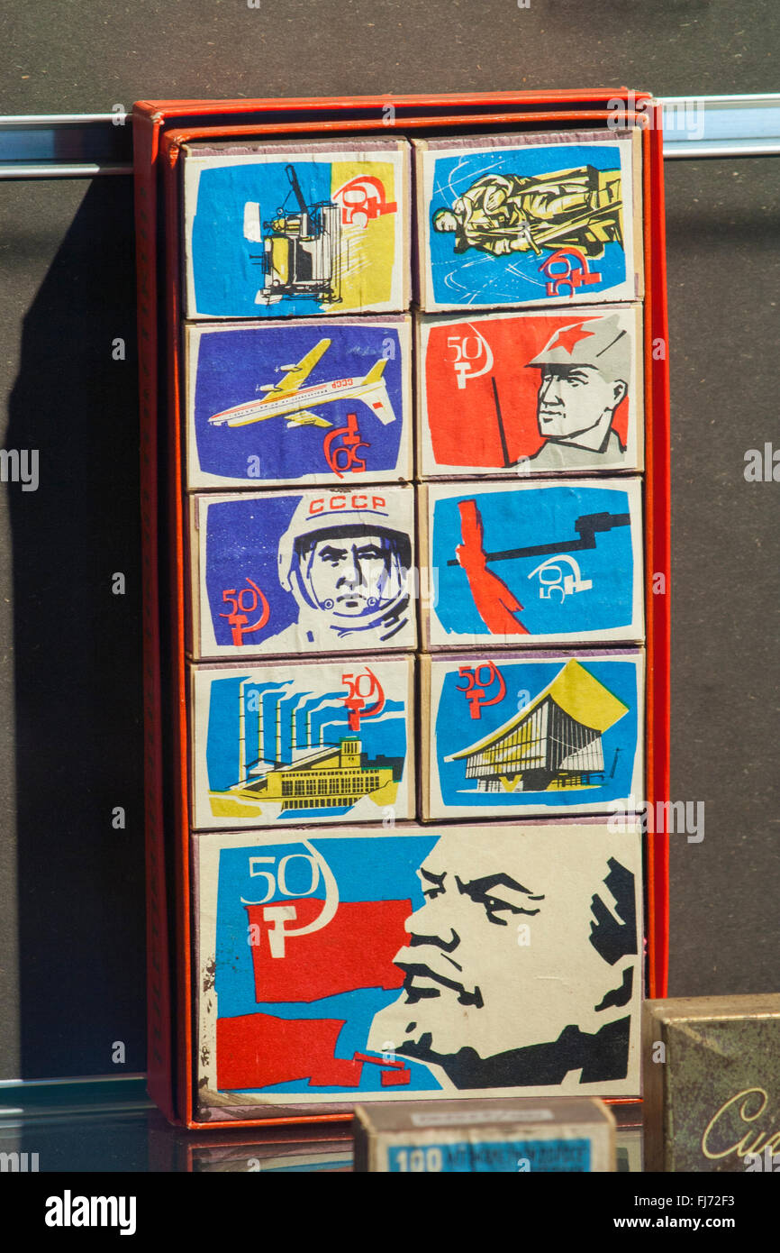 Sowjet-Ära Streichholzschachteln zum 50. Jubiläum der UdSSR an das Okkupationsmuseum, Tallinn, Estland Stockfoto