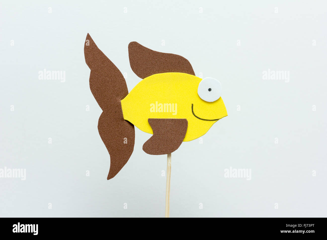 EVA-Schaum gelb Fisch weißer Hintergrund Stockfoto