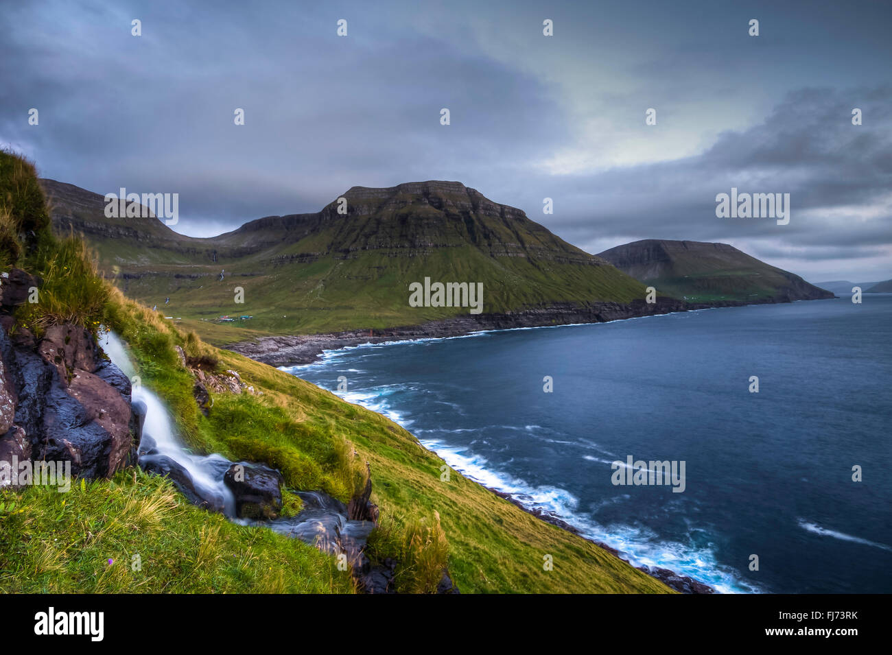 Wasserfall Und Die Landschaft Der Berge Und Meer Faroer Inseln Danemark Europa Stockfotografie Alamy