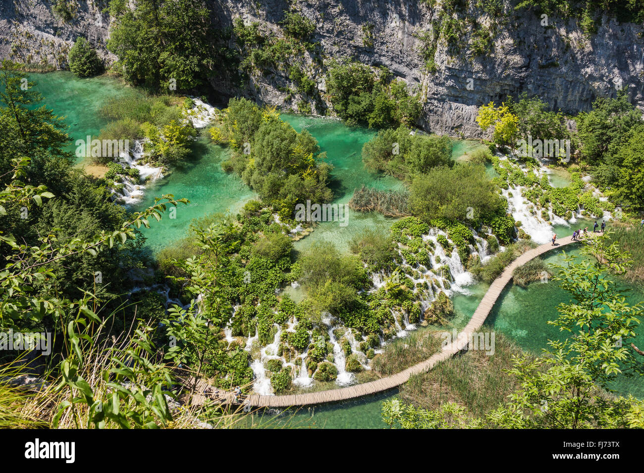 Wandern Sie Weg Trog am See neben dem Wasserfall in den Fischen in der Plitvicer See in Kroatien Stockfoto