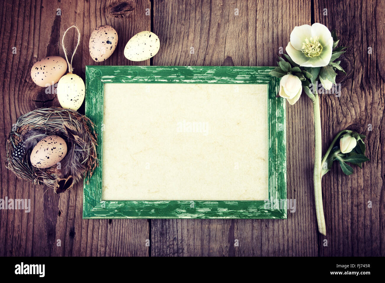 Ostereier und Bilderrahmen auf altem Holz in Retro-Vintage-look Stockfoto