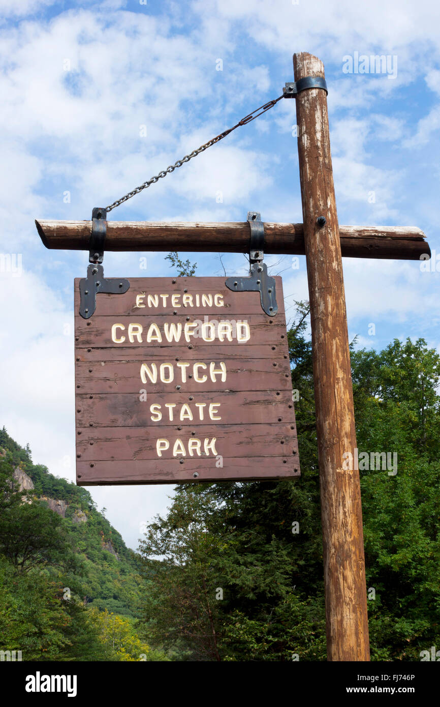 Am Straßenrand Holzschild an einem Eingang zum Crawford Notch State Park, im Carroll County, New Hampshire, USA Stockfoto